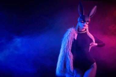 Neon ışıklı tavşan maskeli, kürklü seksi kız.