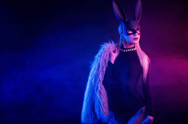 Neon ışıklı tavşan maskeli, kürklü seksi kız. — Stok fotoğraf