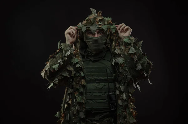 Sniper en costume de camouflage poncho avec un pistolet — Photo