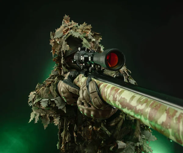 Francotirador con traje de camuflaje poncho y rifle de francotirador —  Fotos de Stock