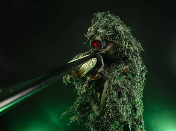 Sniper en costume de camouflage poncho et fusil de sniper — Photo