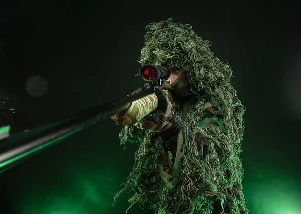 Sniper in a poncho camouflage suit and a sniper rifle — Stock Photo, Image