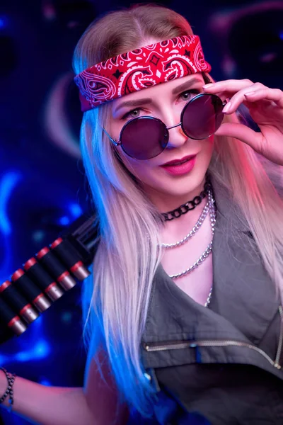 Una ragazza che sembra un hippie con un fucile al neon — Foto Stock