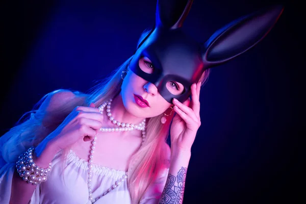 在霓虹灯下戴着兔子面具的性感女孩 — 图库照片
