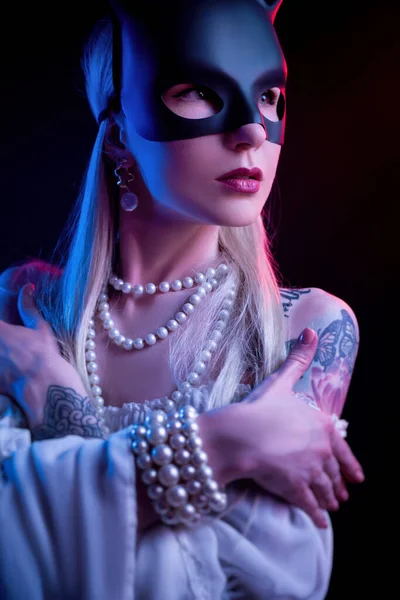 Neon ışıklı tavşan maskeli seksi kız. — Stok fotoğraf