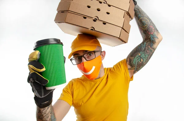 Typ Der Pakete Einer Virenschutzmaske Ausliefert Der Kurier Mit Pizza — Stockfoto