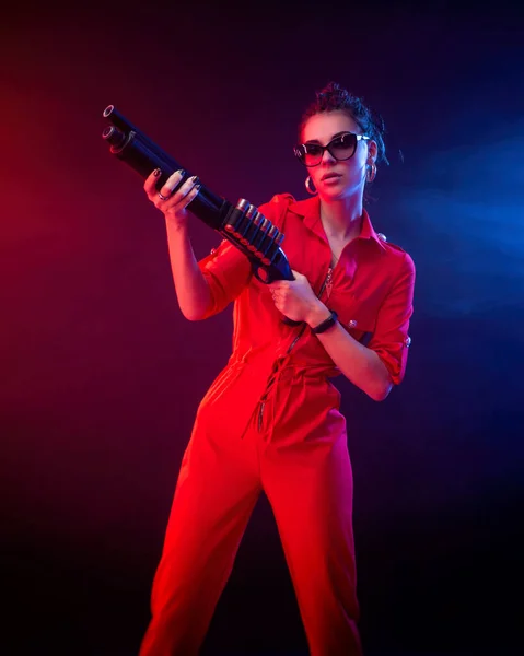 Helder Brunette Een Rood Jumpsuit Met Een Shotgun Een Donkere — Stockfoto