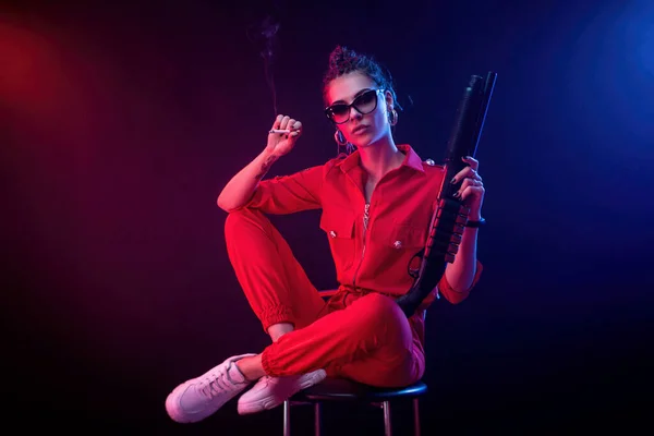 Helder Brunette Een Rood Jumpsuit Met Een Shotgun Een Donkere — Stockfoto