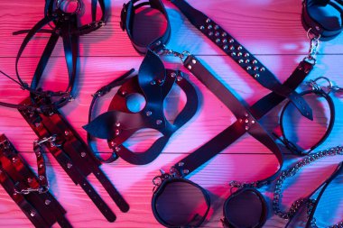 BDSM için erotik oyuncaklar. Kırbaç, ağız tıkacı ve deri gözlerle yapılan cinsel kölelik oyunu. Özel seks oyunları