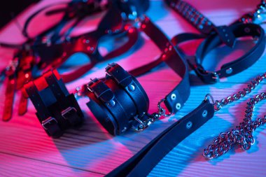 BDSM için erotik oyuncaklar. Kırbaç, ağız tıkacı ve deri gözlerle yapılan cinsel kölelik oyunu. Özel seks oyunları