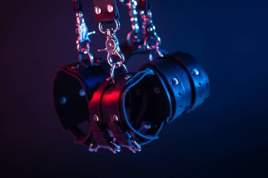 BDSM için erotik oyuncaklar. Kırbaç, ağız tıkacı ve deri gözlerle yapılan cinsel kölelik oyunu. Özel seks oyunları