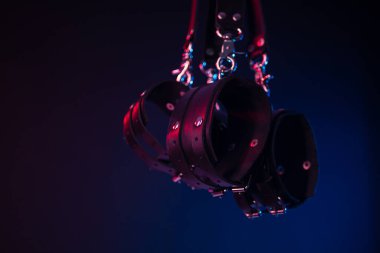 BDSM için erotik oyuncaklar. Kırbaç, ağız tıkacı ve deri gözlerle yapılan cinsel kölelik oyunu. Özel seks oyunları