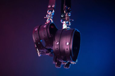 BDSM için erotik oyuncaklar. Kırbaç, ağız tıkacı ve deri gözlerle yapılan cinsel kölelik oyunu. Özel seks oyunları
