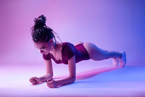 家の体操で屋内で運動をするスリムフィットネスの若い女の子 — ストック写真