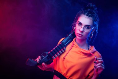 Turuncu tulumlu, esmer, esmer, esmer, esmer, esmer, esmer bir kadın.