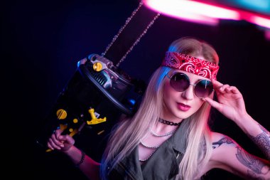 Siyah arka planda testereli güzel kız neon ışıkta