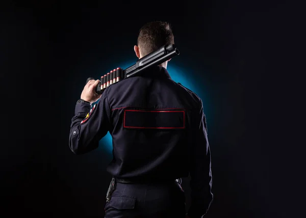 Knappe vent in een politie uniform met een pistool — Stockfoto