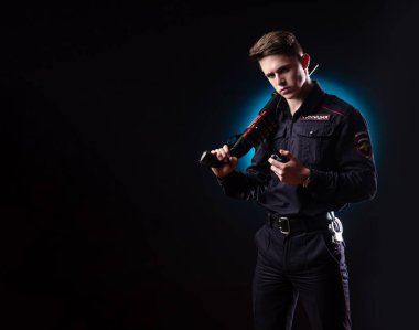 Silahlı, polis üniformalı yakışıklı bir adam. İngilizce çeviri Polis, Rusya 