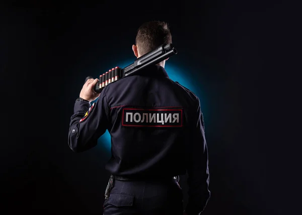 Um tipo bonito de uniforme de polícia com uma arma. English translation "Polícia, Rússia, Ministério dos Assuntos Internos " — Fotografia de Stock