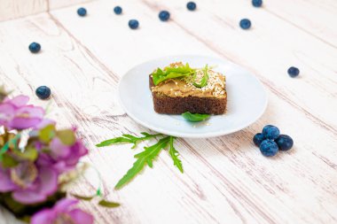 Sağlıklı bir diyet için bir tabak yemeğin üzerinde vejetaryen sandviç.