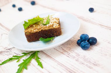 Sağlıklı bir diyet için bir tabak yemeğin üzerinde vejetaryen sandviç.