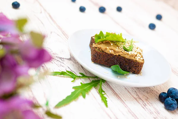 Sağlıklı bir diyet için bir tabak yemeğin üzerinde vejetaryen sandviç.