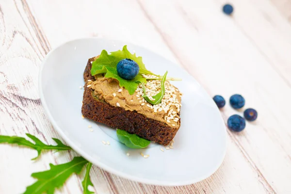 Sağlıklı bir diyet için bir tabak yemeğin üzerinde vejetaryen sandviç.