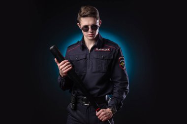 Polis üniformalı yakışıklı adam beyzbol sopasıyla. İngilizce çeviri 