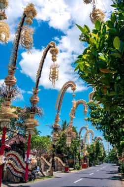 Penjors - Bali geleneksel dekorasyon sokakta