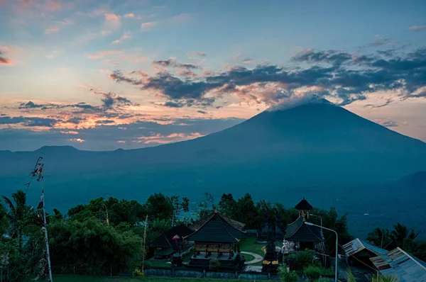 Vulkanen Gunung Agung på kvällen — Stockfoto
