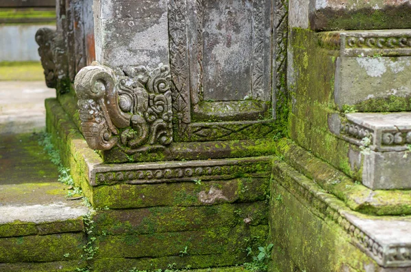 Stone decoration with moss — Stock Photo, Image