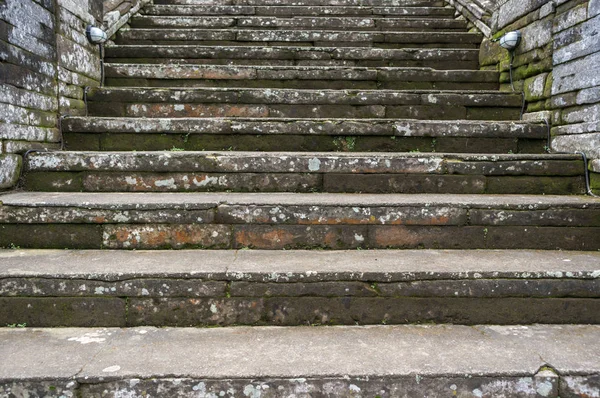 Antigua escalera obsoleta —  Fotos de Stock