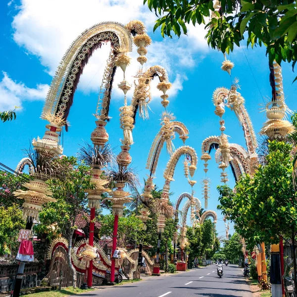 Bali street with penjors — Stock Photo, Image