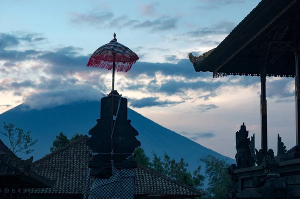 Hinduiska paraply och vulkanen Gunung Agung — Stockfoto