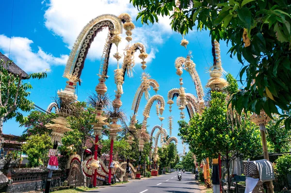 Bali gata med traditionella bambu stolpar - penjors — Stockfoto