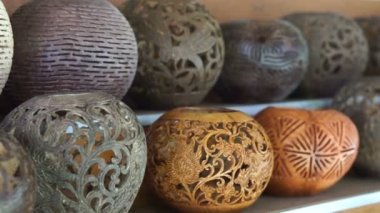 Hindistan cevizi Hatıra Eşyası ile raflar