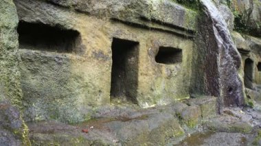 Yağmur altında Kawi Gunung mağaralar