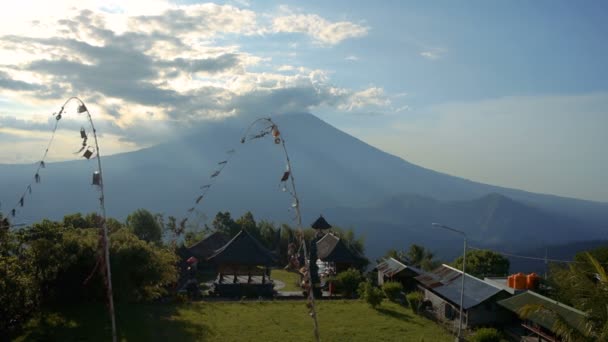 Due penjors e vulcano Gunung Agung — Video Stock