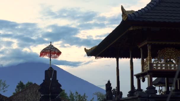 Hinduskie parasol i wulkan Gunung Agung — Wideo stockowe