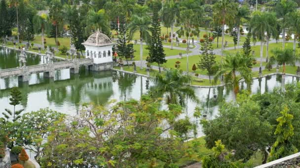 De tuin van het paleis van Taman Ujung water — Stockvideo