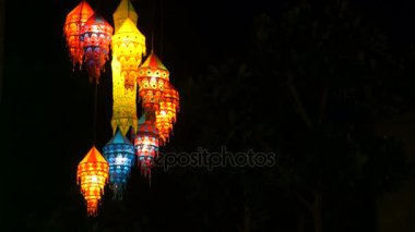 Rüzgarda sallanan fener