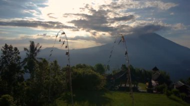 Günbatımı üzerinde volkan Gunung Agung