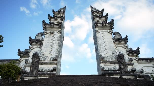 Entrance to the temple Pura Luhur Lempuyang — Stock Video