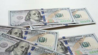 Yüz dolarlık bir geçmiş.