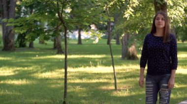 Parkta yürüyen kadın.