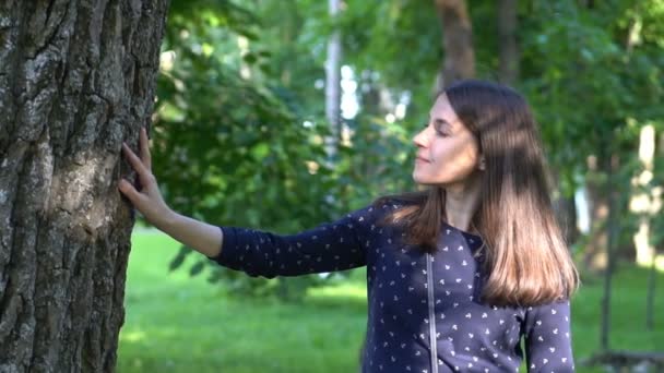 Mujer tocando la corteza — Vídeo de stock