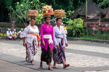 Tanrılar için tören teklifleri 