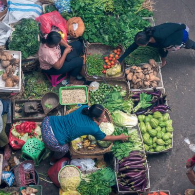 Sebze satıcıları Ubud piyasada ticaret yeri      