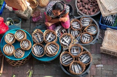 Balık satıcı Ubud piyasada      