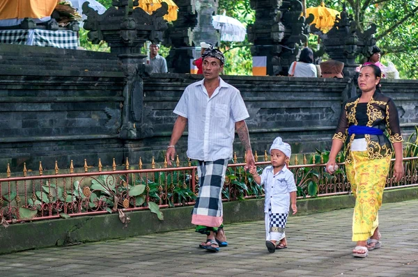Balinese family in the temple — Stock Photo, Image
